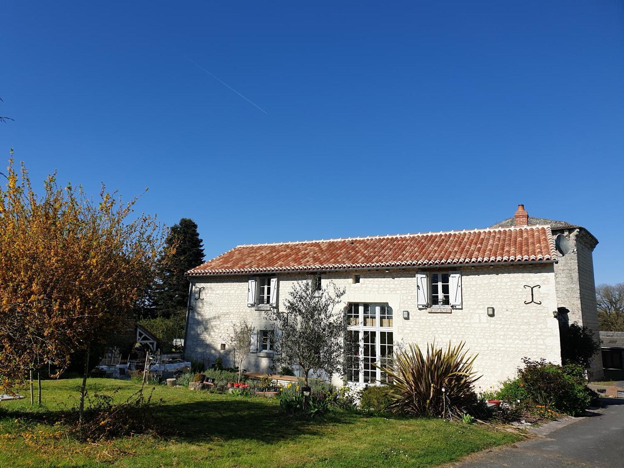 Verneuil-le-ChateauLa Tour Du Raygnier住宿加早餐旅馆 外观 照片